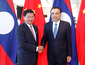 李克强在海南博鳌会见老挝总理通伦