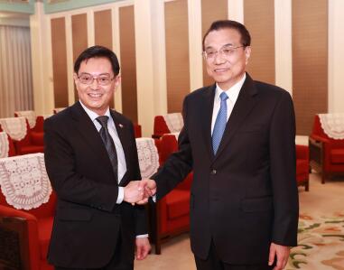 李克强会见了新加坡副总理兼财政部长王瑞杰