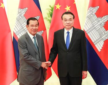 李克强会见柬埔寨首相洪森 