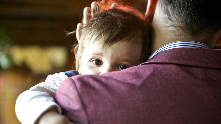 孩子被父母骂哭后，为什么还伸手要“抱抱”？