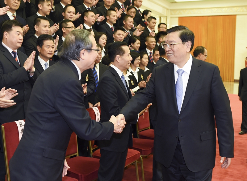 张德江会见香港纪律部队文化交流团 