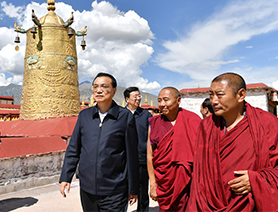  李克强来到拉萨大昭寺看望慰问宗教界爱国人士 