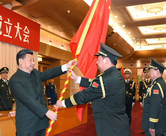 习近平向中国人民解放军陆军火箭军战略支援部队授予军旗并致训词