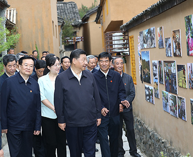 习近平考察新县田铺乡田铺大塆 