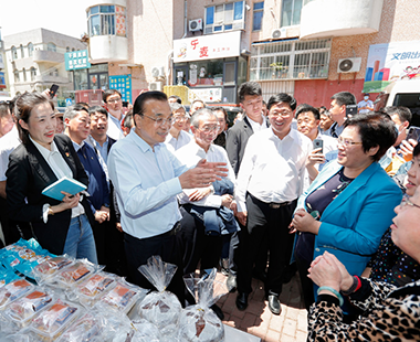 李克强称赞地摊经济