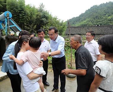 李克强在贵州铜仁大山深处走访看望受灾贫困户