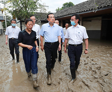 李克强来到重庆看望慰问受灾群众：勉励大家重建好家园 